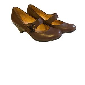 Women’s shoes, brown leather, comfortable soft cushion with flower accent.